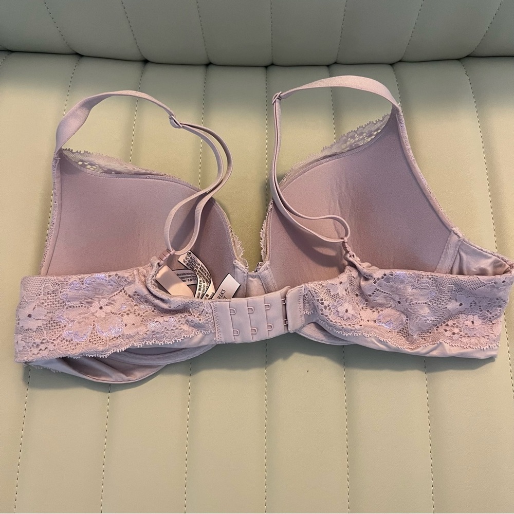 Victoria’s Secrets Elegant Lace Underwire Bra in Light Pink - Picture 4 of 7